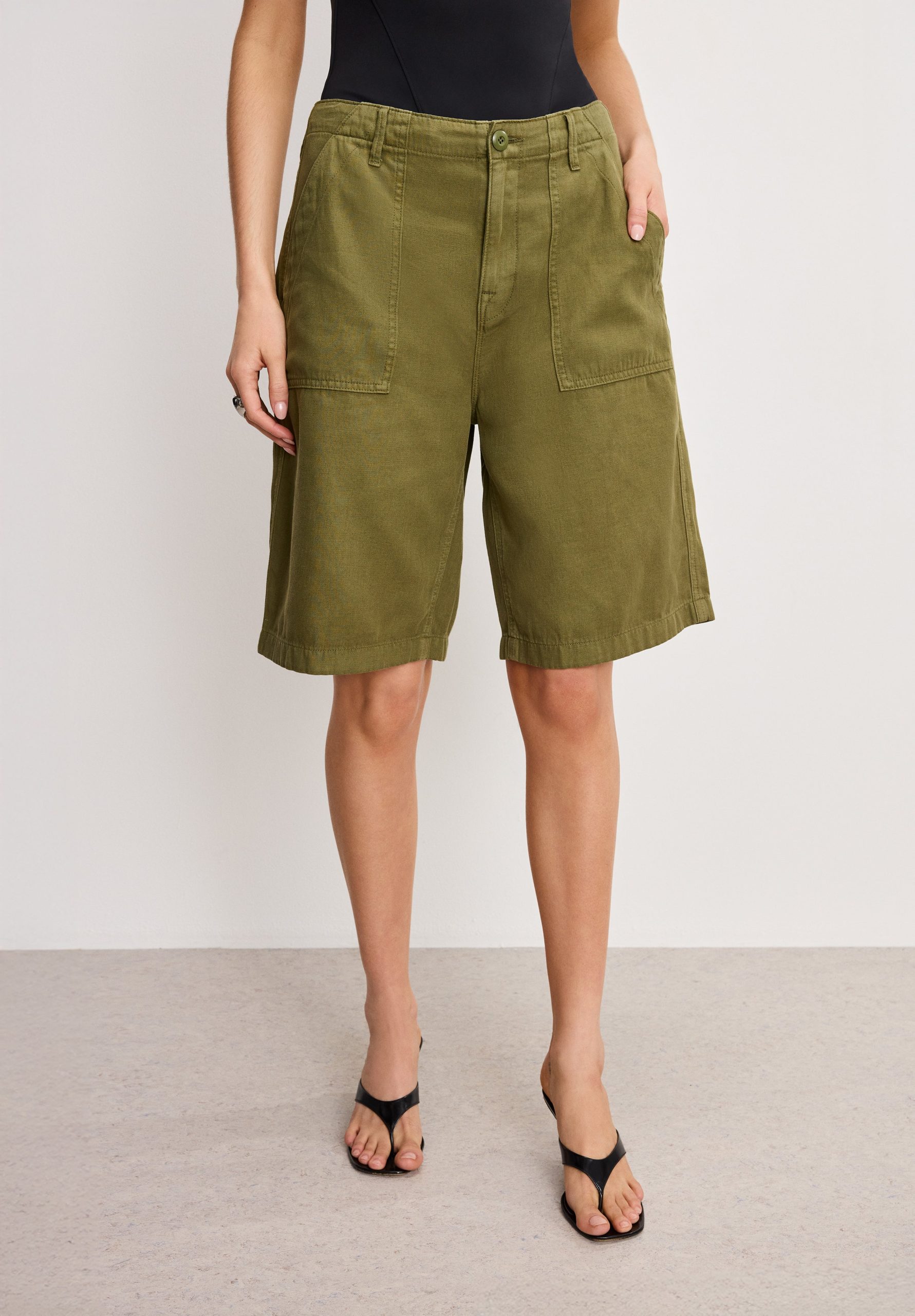 LITE LINEN BERMUDA SHORT | MARTINI OLIVE002