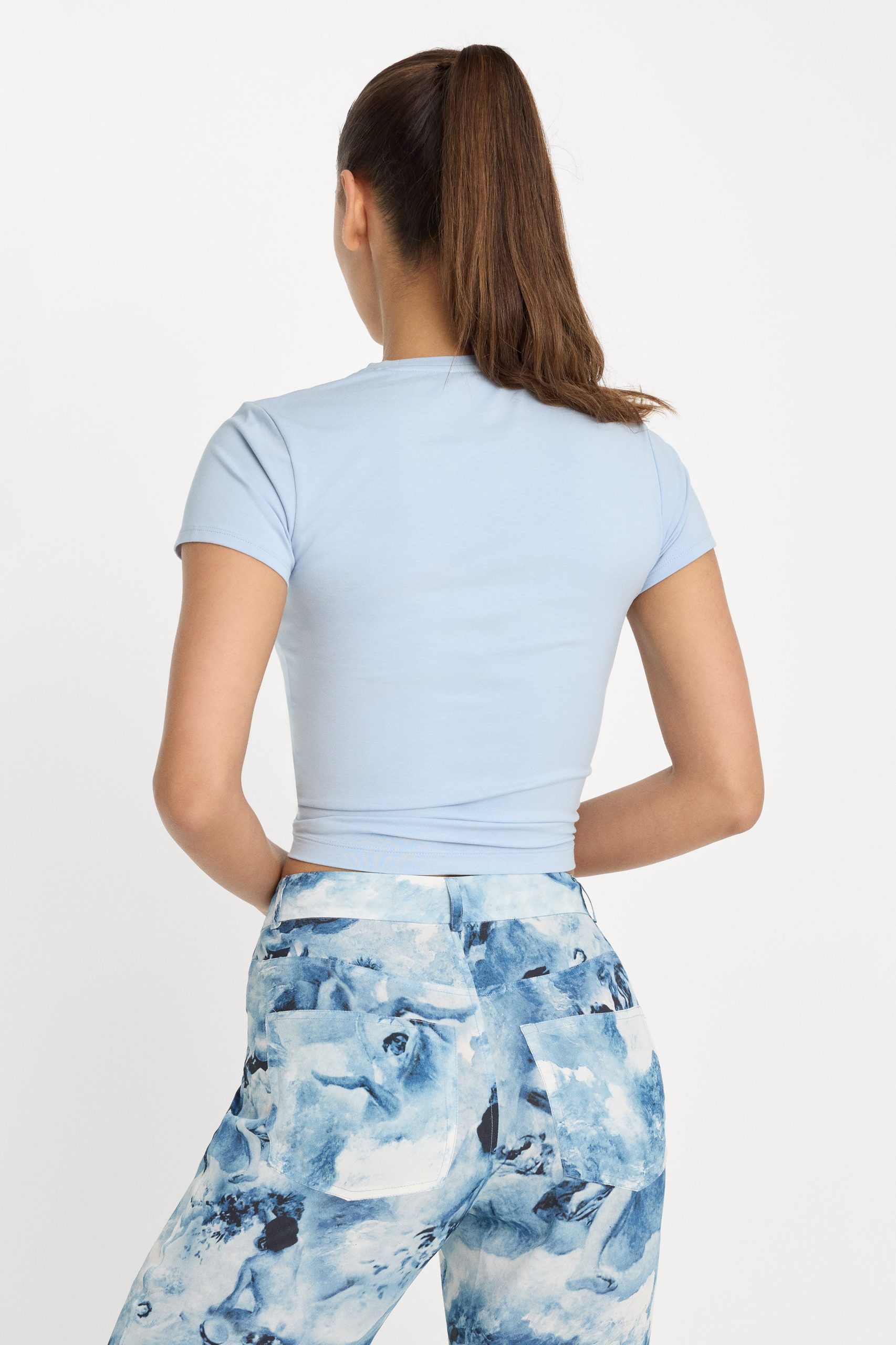 SUPER STRETCH TWIST TEE | SKY - Image 4