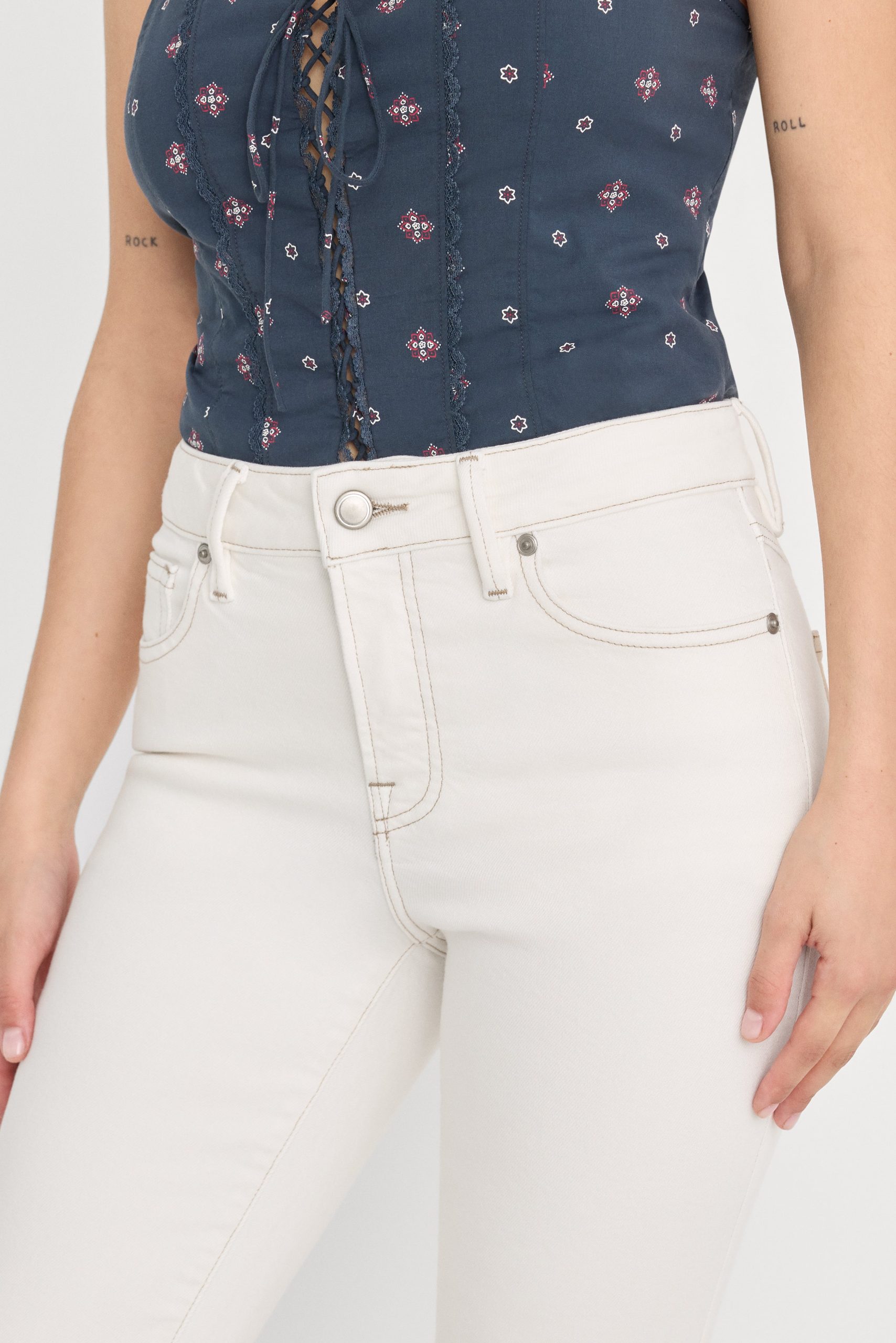 DOLLY JOLEANS PETITE FLARE JEANS | VINTAGE WHITE - Image 3